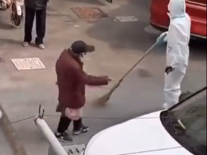 [VIDEO] Una anciana de 95 años se enfrentó a seis hombres que querían confinarla