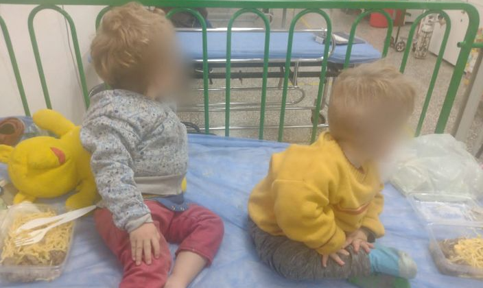 Hallan a dos niños en aparente estado de abandono en una vivienda Hallan a dos niños en aparente estado de abandono en una vivienda