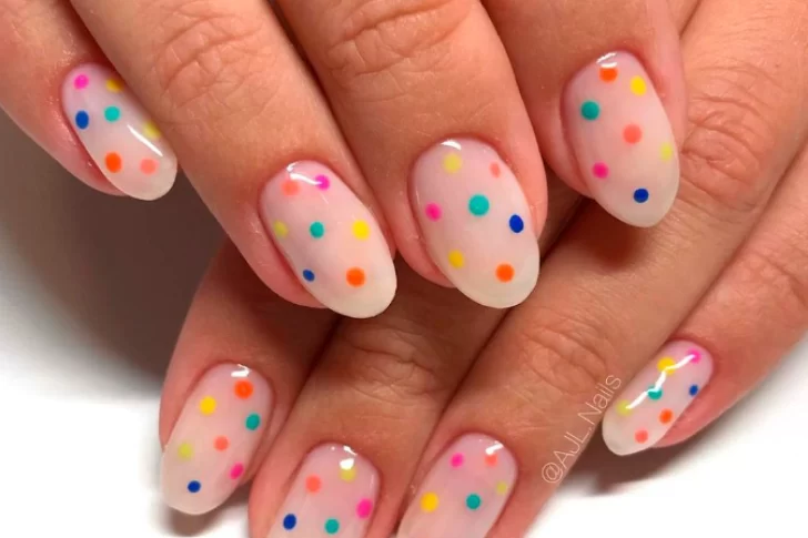 Cómo hacer una manicura de puntos en casa con 4 elementos cotidianos