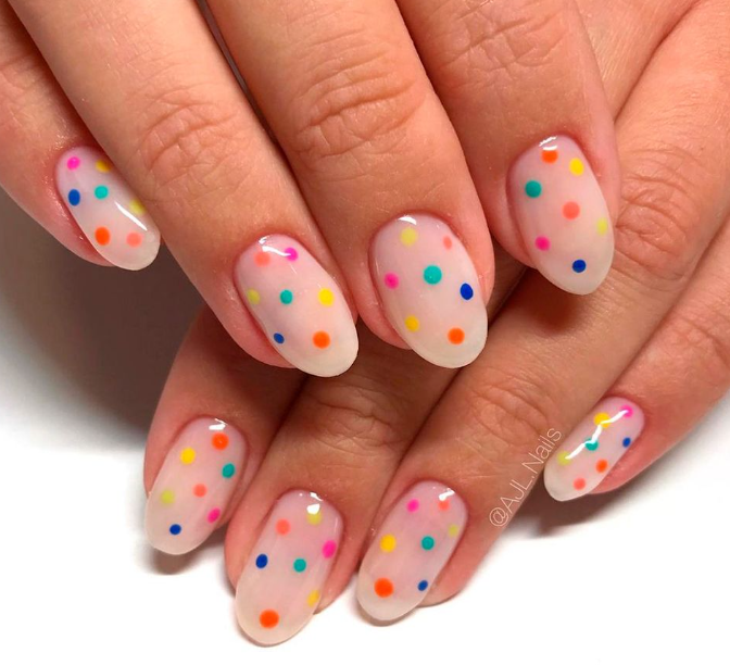 Cómo hacer una manicura de puntos en casa con 4 elementos cotidianos Cómo hacer una manicura de puntos en casa con 4 elementos cotidianos