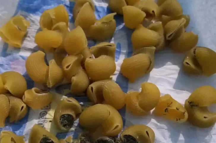 “Te dejo los fideos locos que te gustan”: intentó darle a su hijo preso pastas con marihuana