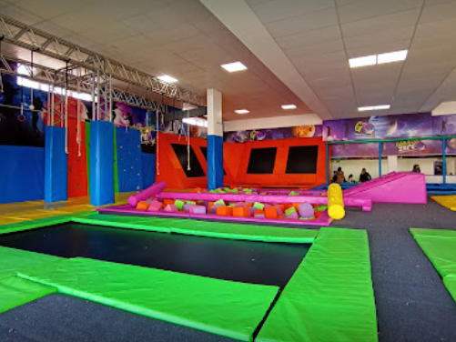 Una niña sufrió una fractura al caer en una cama elástica de un complejo de juegos