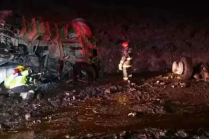 Cerraron el Paso Cristo Redentor por el vuelco de un camión y la muerte de su chofer