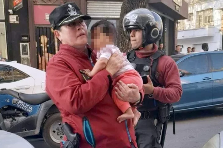 Dejaron a una bebé de 6 meses encerrada en un auto mal estacionado y la Policía la rescató