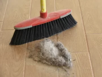 El truco viral para limpiar sin que las pelusas se peguen a la escoba