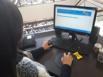 Teléfonos y páginas web para hacer trámites esenciales o consultas sin salir de casa Teléfonos y páginas web para hacer trámites esenciales o consultas sin salir de casa