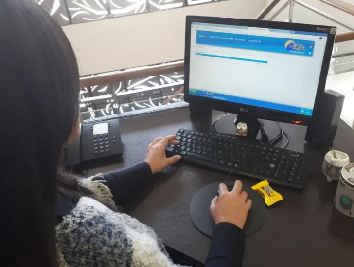 Teléfonos y páginas web para hacer trámites esenciales o consultas sin salir de casa Teléfonos y páginas web para hacer trámites esenciales o consultas sin salir de casa