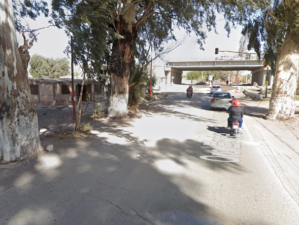 Hallan a un hombre muerto a la vera de la calle: tenía un casco puesto, pero no está la moto Hallan a un hombre muerto a la vera de la calle: tenía un casco puesto, pero no está la moto