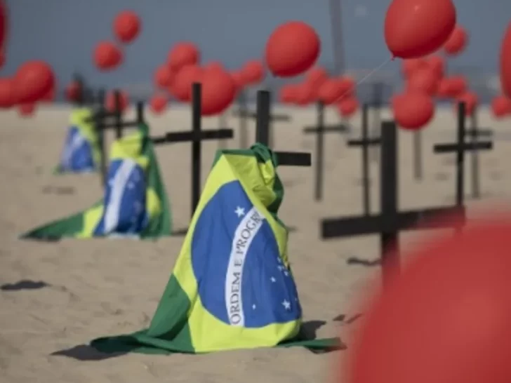 Brasil superó los 4,54 millones de casos y se acercó a las 137.000 muertes por coronavirus Brasil superó los 4,54 millones de casos y se acercó a las 137.000 muertes por coronavirus