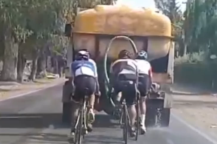 [VIDEO] Enojo en las redes por ciclistas que van “chupados” detrás de un camión