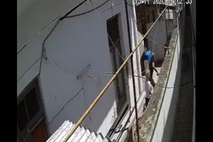 Lo denunciaron por usurpador y atacó a sus vecinos con un cuchillo