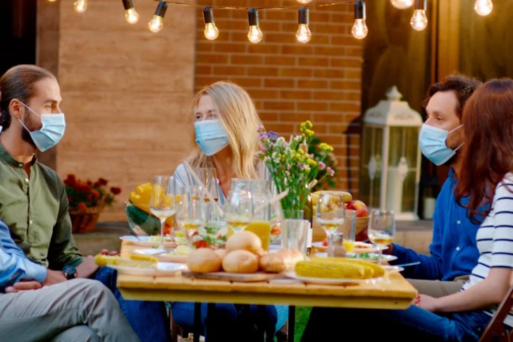 La OMS recomienda el uso de tapabocas en la cena de Nochebuena