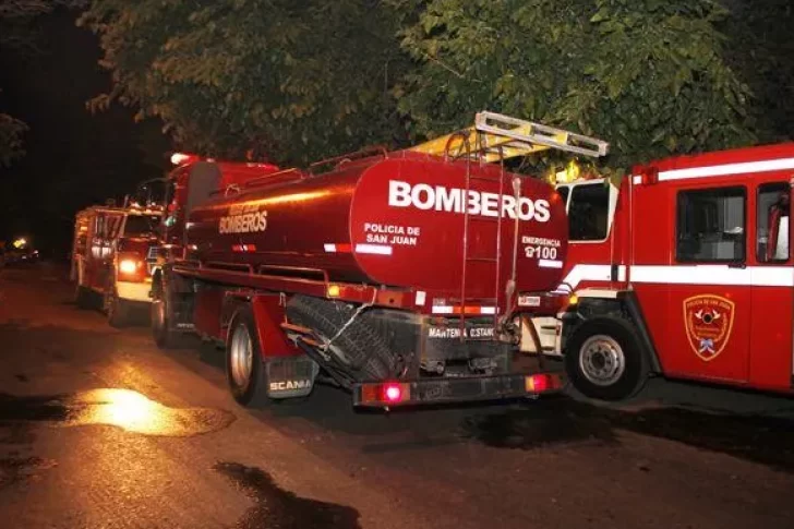 Un camioneta fue consumida por las llamas y Bomberos salvó a un auto de terminar igual