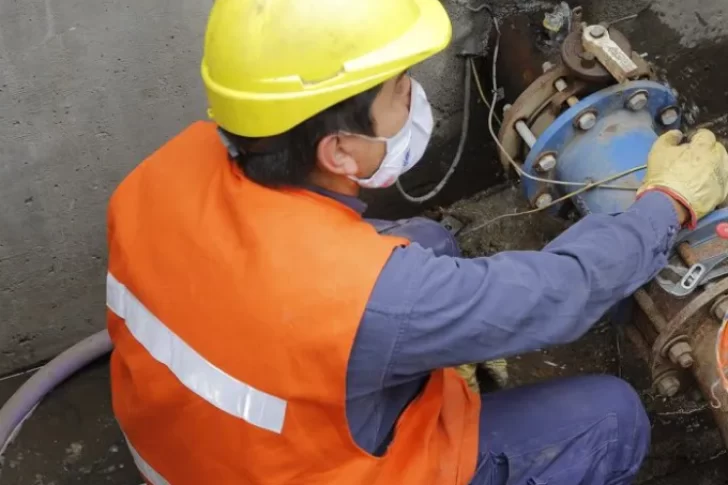 Operario de OSSE hacía marcha atrás un camión y atropelló al compañero que lo guiaba