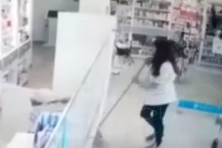 Intentó asaltar una farmacia y la empleada se defendió con el palo del secador de piso