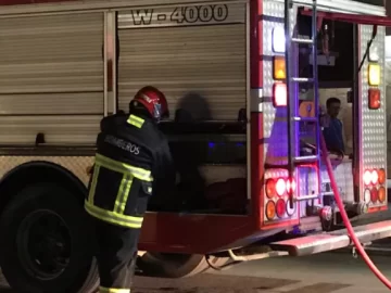 Hermanos notaron que salía humo del auto, bajaron y vieron cómo se quemó por completo