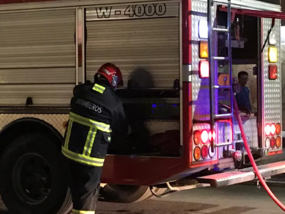 Hermanos notaron que salía humo del auto, bajaron y vieron cómo se quemó por completo