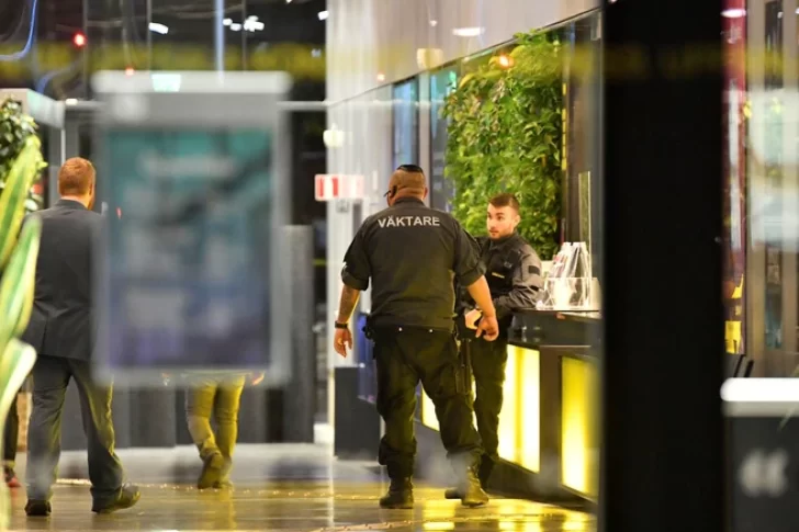 Murió en una sala de conciertos y al caer al vacío mató a un hombre