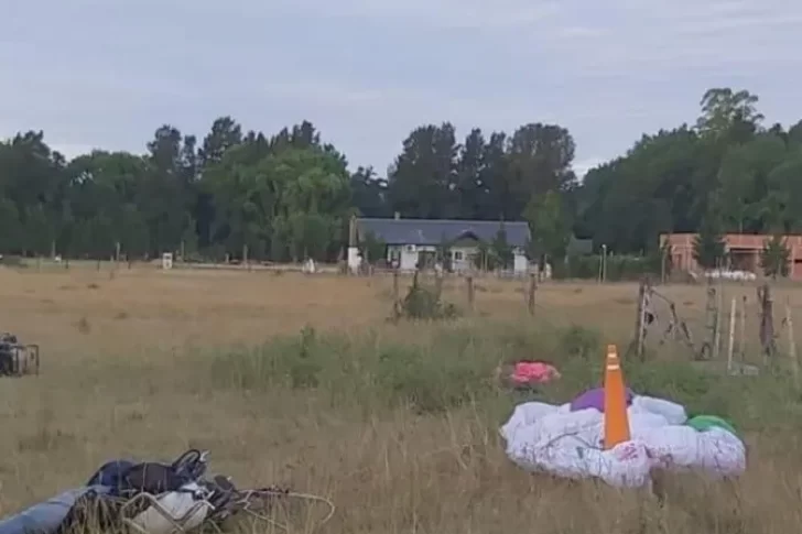 Tres hombres hacían parapente, chocaron en el aire y uno de ellos cayó al suelo y murió