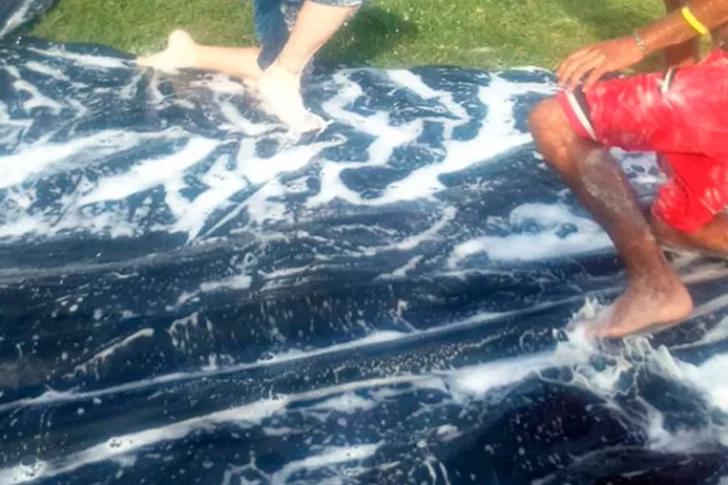 Un chico murió mientras jugaba a la “lona enjabonada” en su cumpleaños