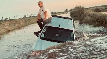 Se le hundió la camioneta en un camino rural y terminó en el techo esperando el rescate