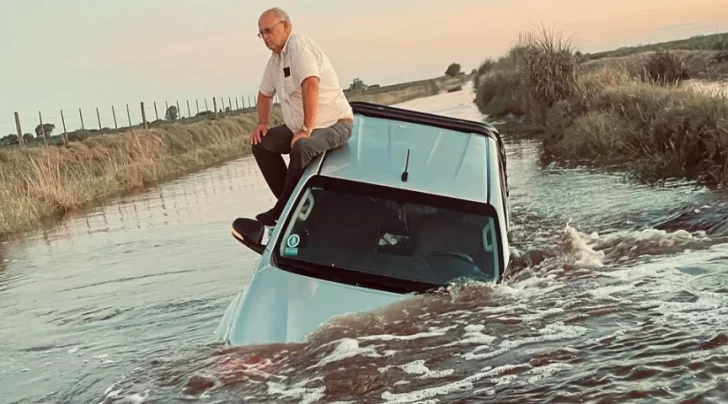 Se le hundió la camioneta en un camino rural y terminó en el techo esperando el rescate