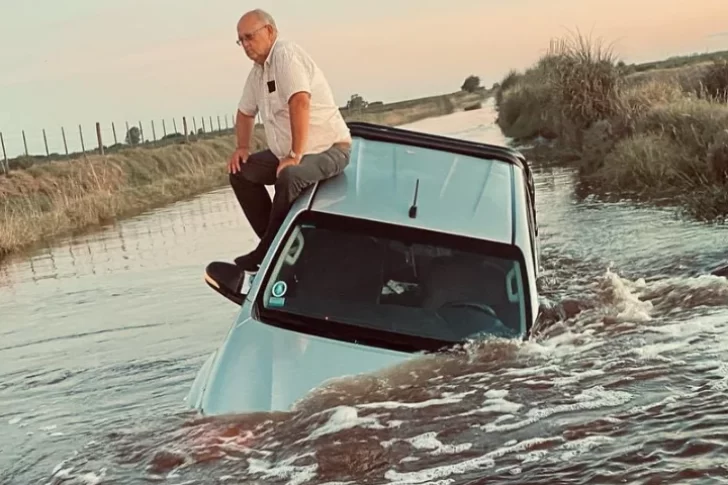 Se le hundió la camioneta en un camino rural y terminó en el techo esperando el rescate