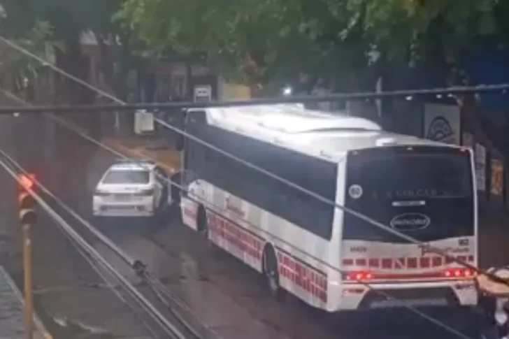 [VIDEO] Intentaron robar en el centro y quisieron huir en un colectivo de línea, allí los atraparon