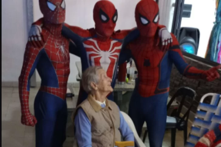 Se disfrazaron de Spiderman para el cumple de 90 de su abuela y protagonizaron un blooper