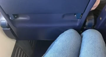 Se quedó por poco espacio entre los asientos del avión y recibió una polémica respuesta
