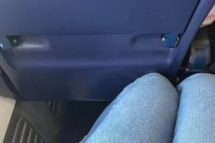Se quedó por poco espacio entre los asientos del avión y recibió una polémica respuesta