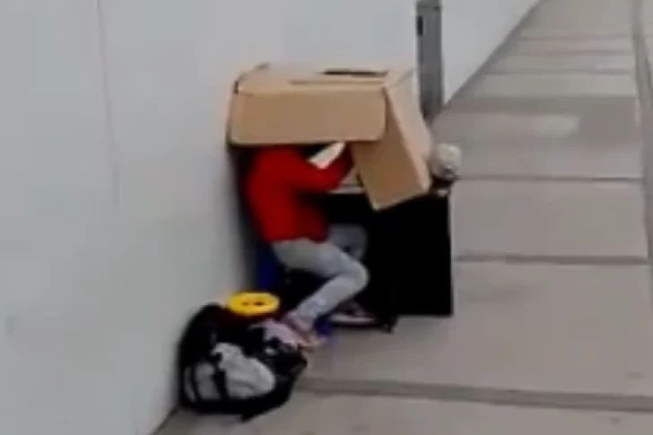 La historia de una nena que estudia debajo de cartones mientras su papá trabaja