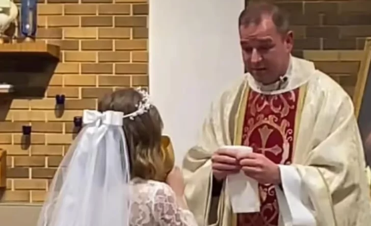 Tiene 7 años y se hizo viral por hacer “fondo blanco” durante su primera comunión Tiene 7 años y se hizo viral por hacer “fondo blanco” durante su primera comunión