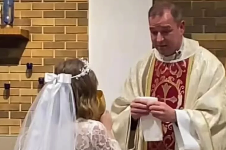 Tiene 7 años y se hizo viral por hacer “fondo blanco” durante su primera comunión