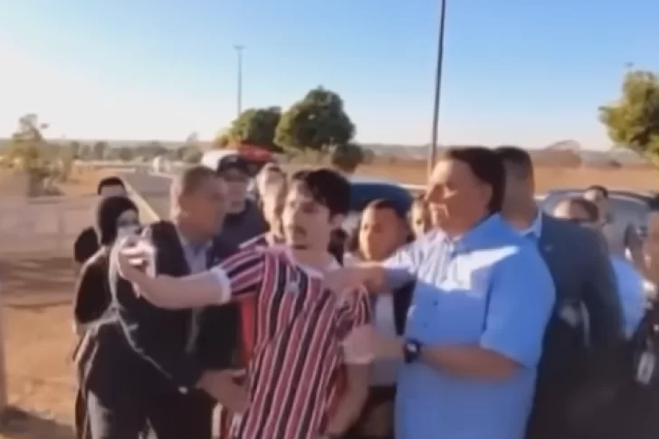 Bolsonaro forcejeó con un youtuber que lo criticaba para sacarle el teléfono