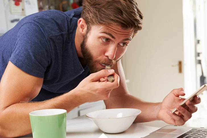 Cuánto tiempo debemos emplear en comer y por qué no es bueno comer rápido