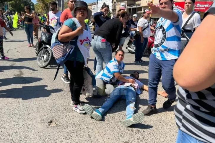 Un motociclista apuñaló a un manifestante que le impidió atravesar un piquete