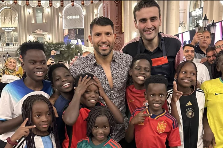 El alegre baile del Kun Agüero junto a un grupo de niños africanos
