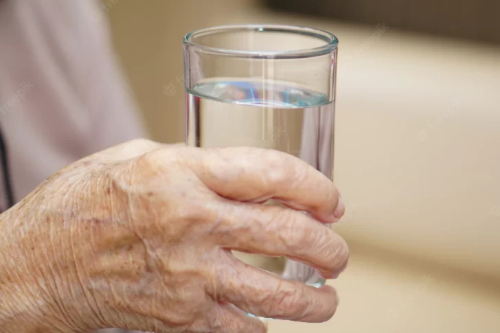 Le pidió agua a una señora de 75 años y cuando ella fue a buscarla, entró a su casa y robó
