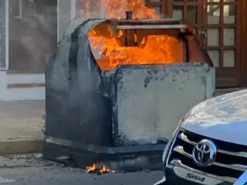 Incendiaron un contenedor en Capital y los vecinos sofocaron las llamas Incendiaron un contenedor en Capital y los vecinos sofocaron las llamas