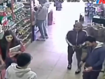 Entraron a robar a un supermercado y noquearon a un cliente de una patada Entraron a robar a un supermercado y noquearon a un cliente de una patada