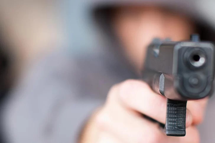 A punta de pistola robaron celulares y 13.000 pesos en una clínica odontológica