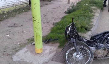 Perdió el control de su moto y se estrelló contra un poste: está grave Perdió el control de su moto y se estrelló contra un poste: está grave
