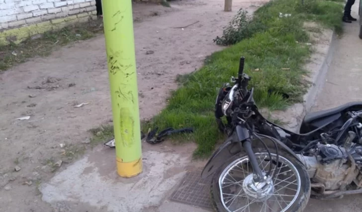 Perdió el control de su moto y se estrelló contra un poste: está grave Perdió el control de su moto y se estrelló contra un poste: está grave