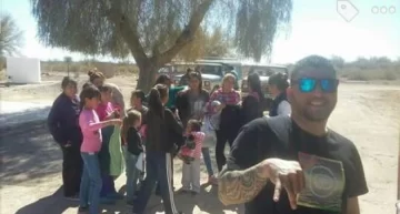 Choferes solidarios fueron a Mogna a repartir regalos a los más chicos Choferes solidarios fueron a Mogna a repartir regalos a los más chicos