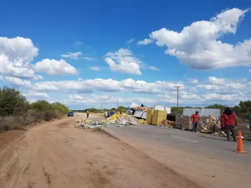 Un camión de una reconocida empresa sanjuanina volcó en Córdoba Un camión de una reconocida empresa sanjuanina volcó en Córdoba