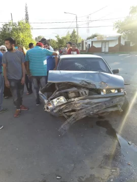 Fuerte choque entre un camión y una camioneta dejó un herido Fuerte choque entre un camión y una camioneta dejó un herido