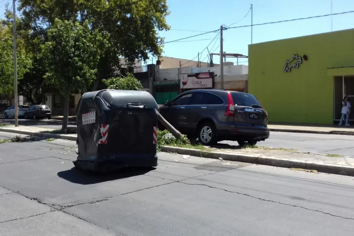 Volcó en plena Avenida Libertador, ¿por ir hablando por celular?