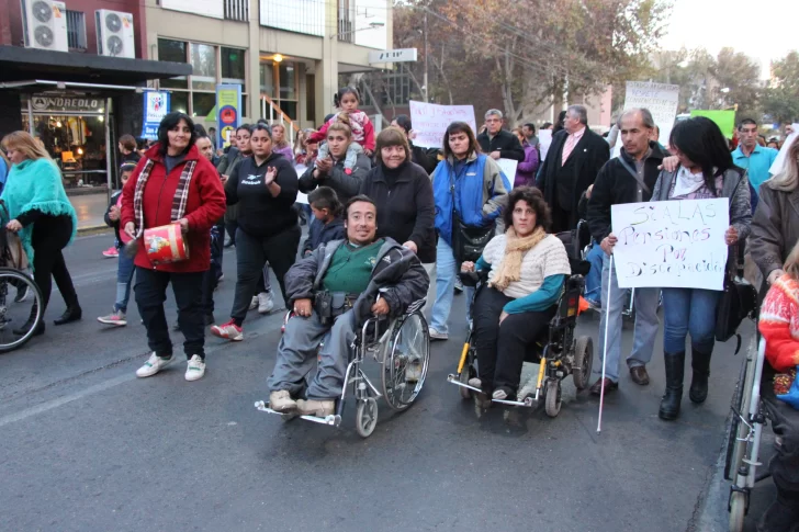 Sanjuaninos marcharon por la quita de pensiones por discapacidad