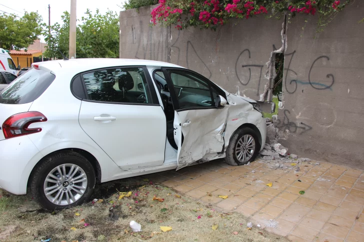 Dos autos chocaron, uno de ellos embistió a una mujer y terminó impactando contra una pared Dos autos chocaron, uno de ellos embistió a una mujer y terminó impactando contra una pared